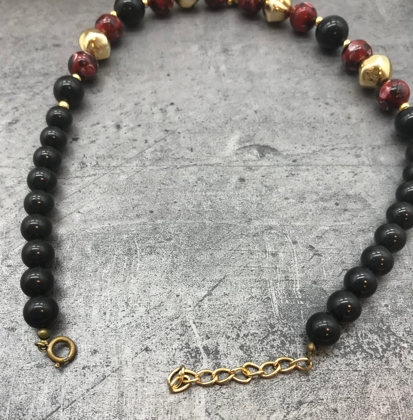 Dekorative Kette, Kette mit Perlen, gold, rot, schwarz farben