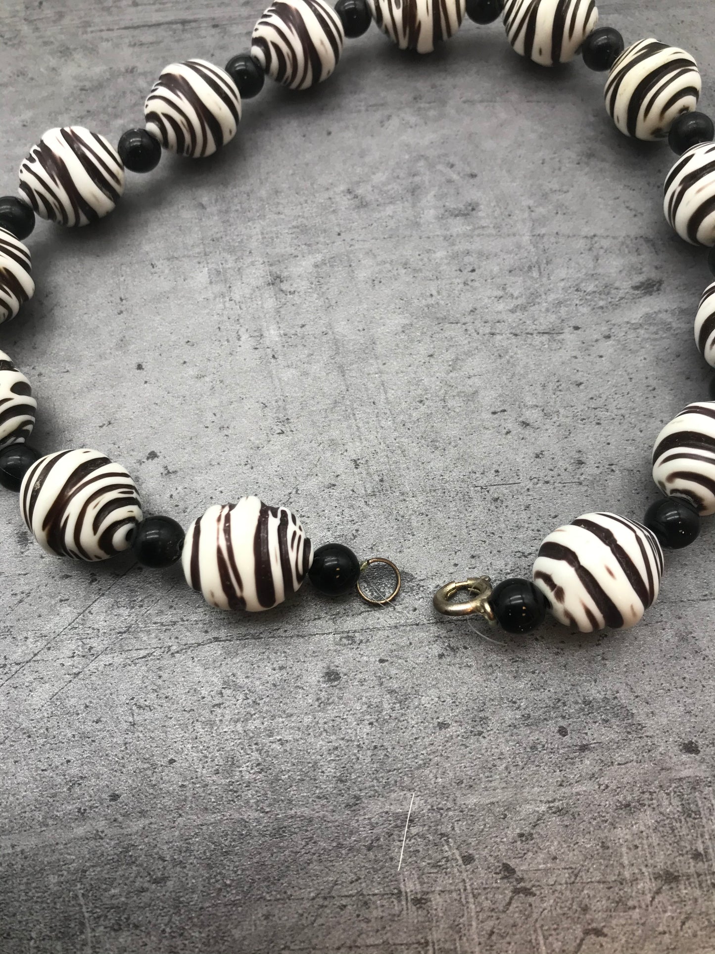 Dekorative Kette, Kette mit Perlen, schwarz weiß farben, geringelt