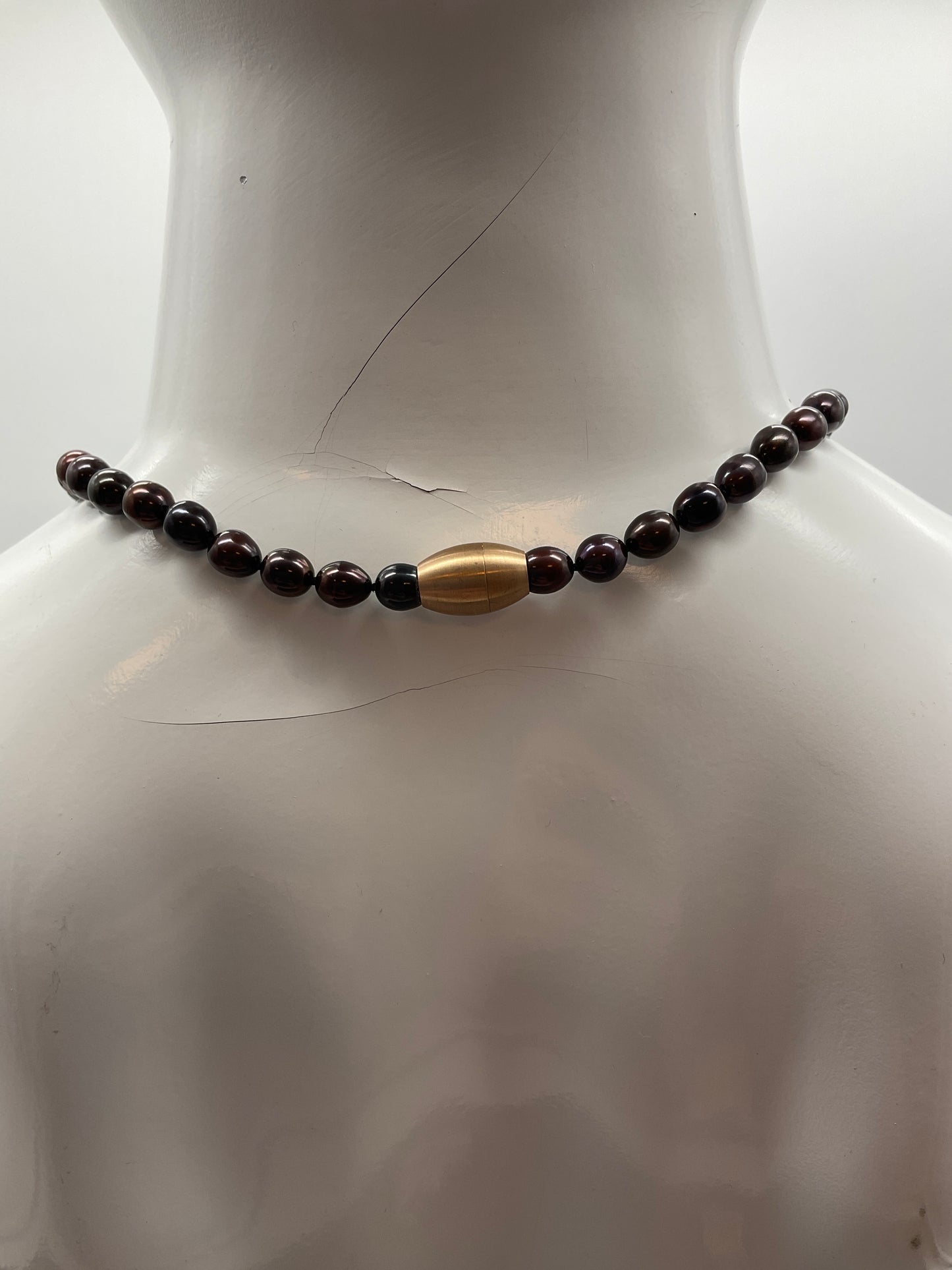 Modeschmuck Perlenkette, dunkellila, beerenfarbend, goldfarbener Magnetverschluss