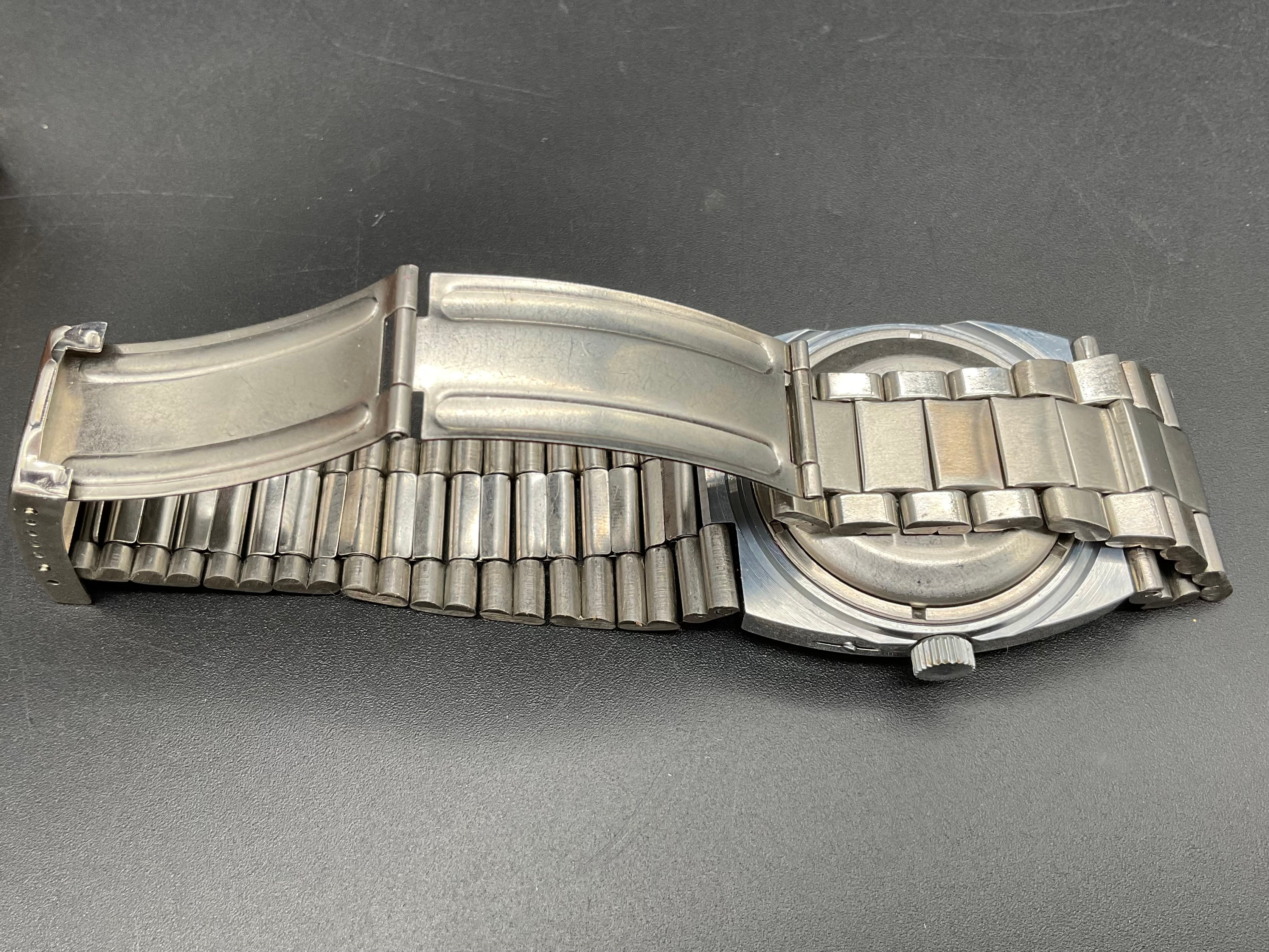 Silberfarbige Slava Uhr       905