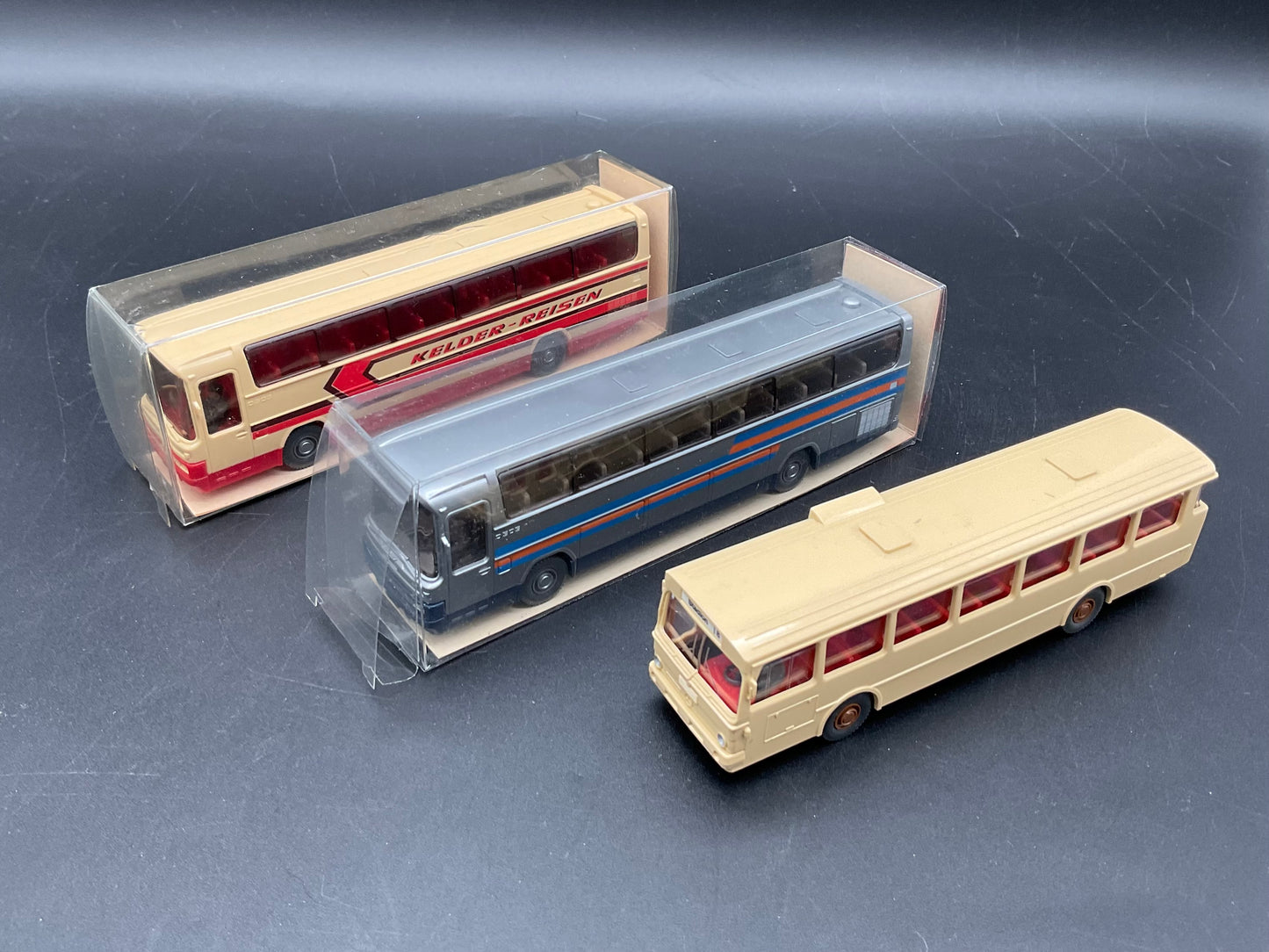 Drei Reisebusse von Mercedes Benz