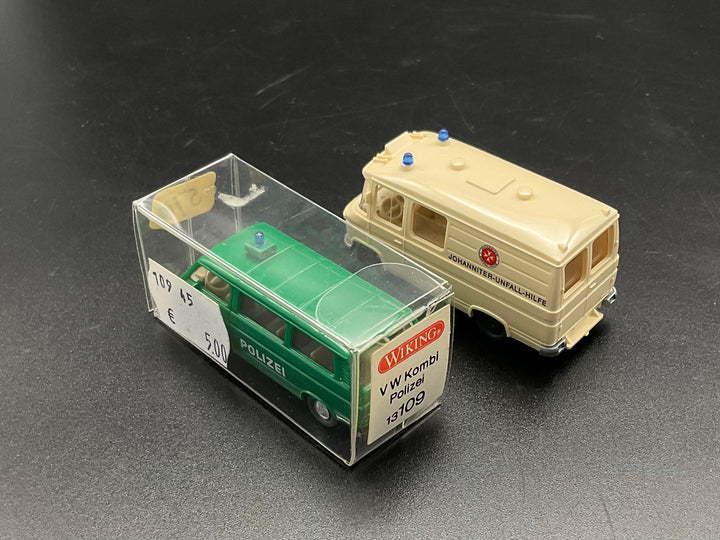 Zwei Wiking Rettungsfahrzeuge