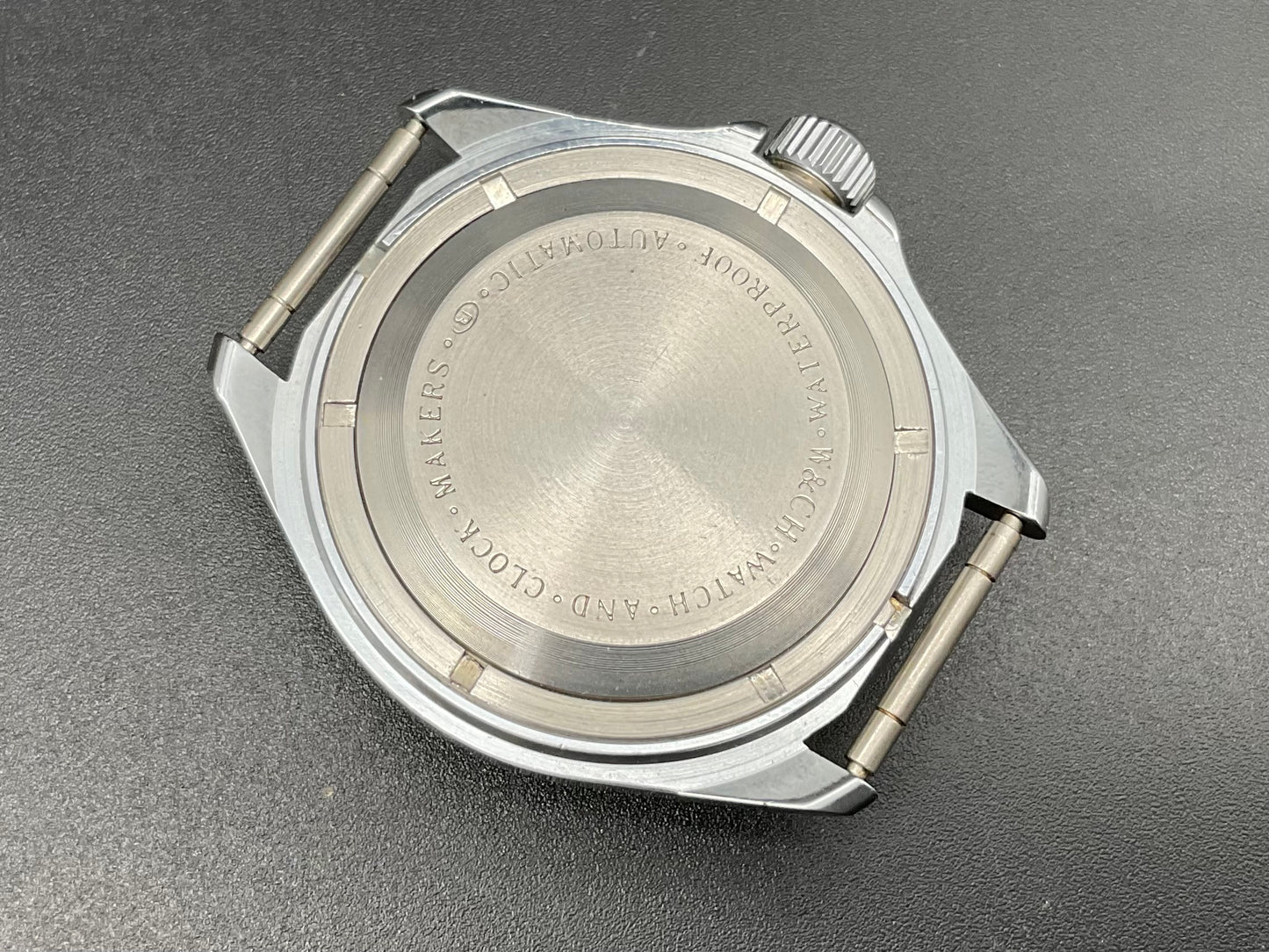 Silberfarbige W&C Uhr