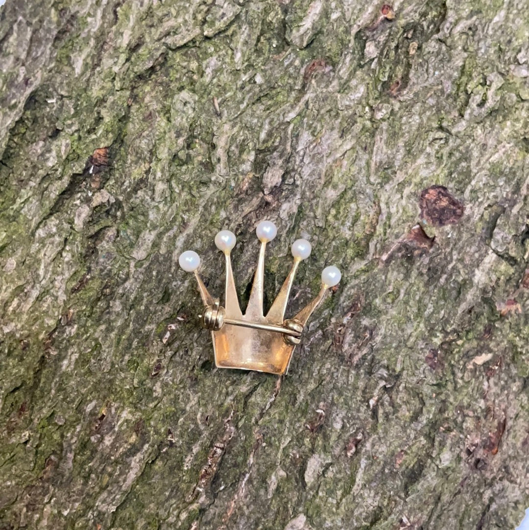 585er Ansteckbrosche als Krone mit Perlenbesatz
