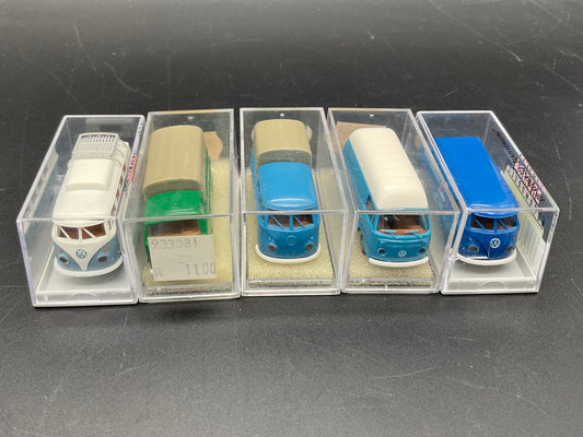 Fünf Brekina VW Busse