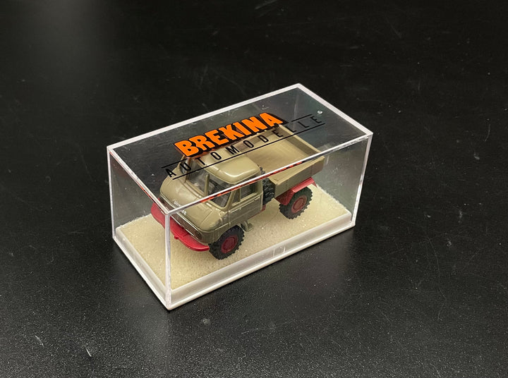Zwei Brekina Unimogs