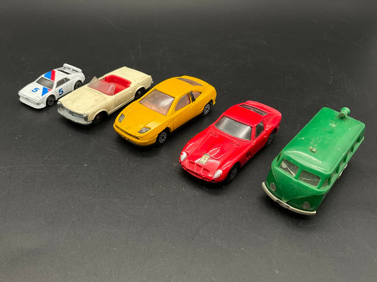 Verschiedene Blechspielzeugautos