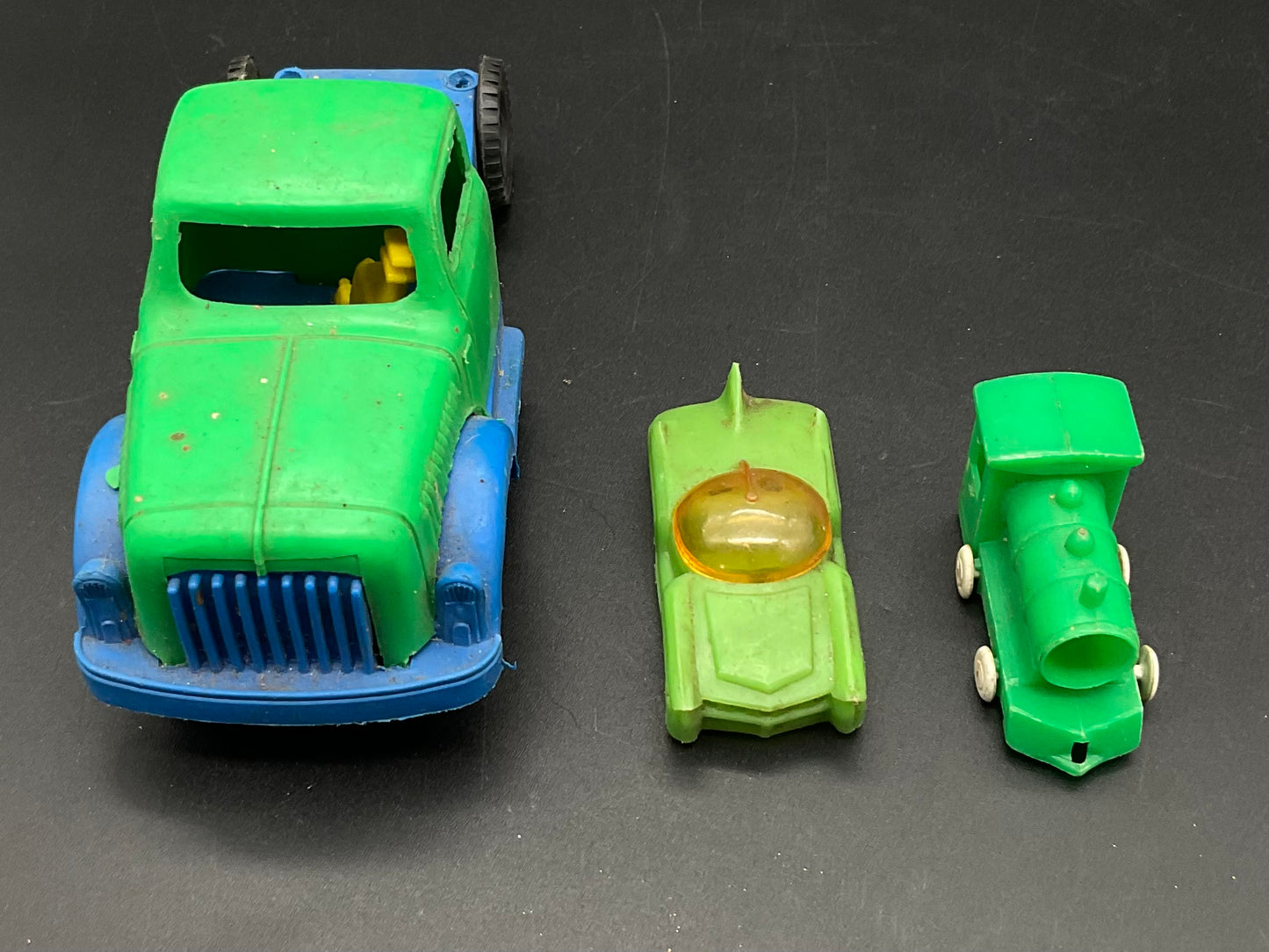 Verschiedene Plastikmodelle von Groschenautos