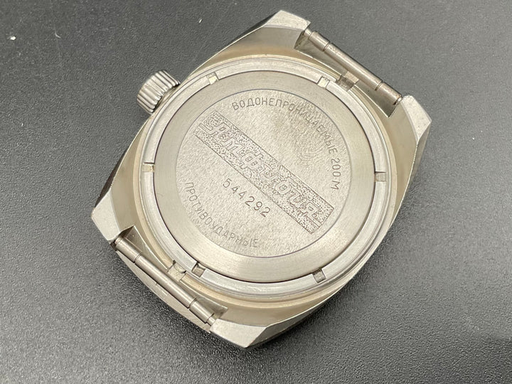 Silberfarbige Russische Uhr                   905