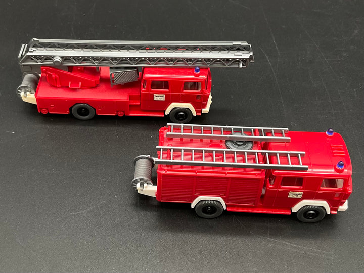 Zwei Feuerwehrfahrzeuge von Wiking