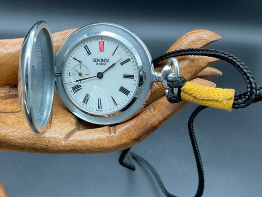 Silberfarbige SEKONDA Taschenuhr