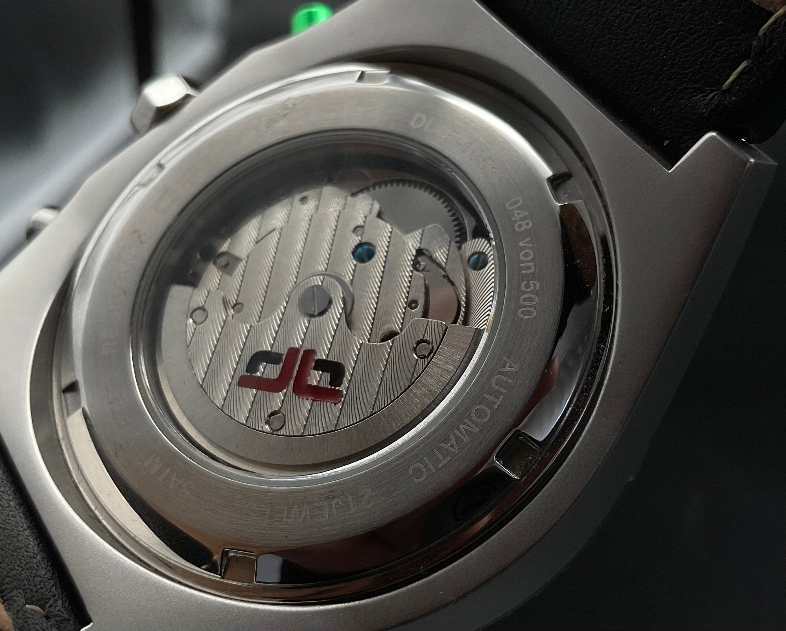 Grün-silberne deLorean Uhr