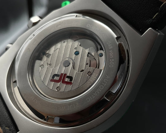 Grün-silberne deLorean Uhr