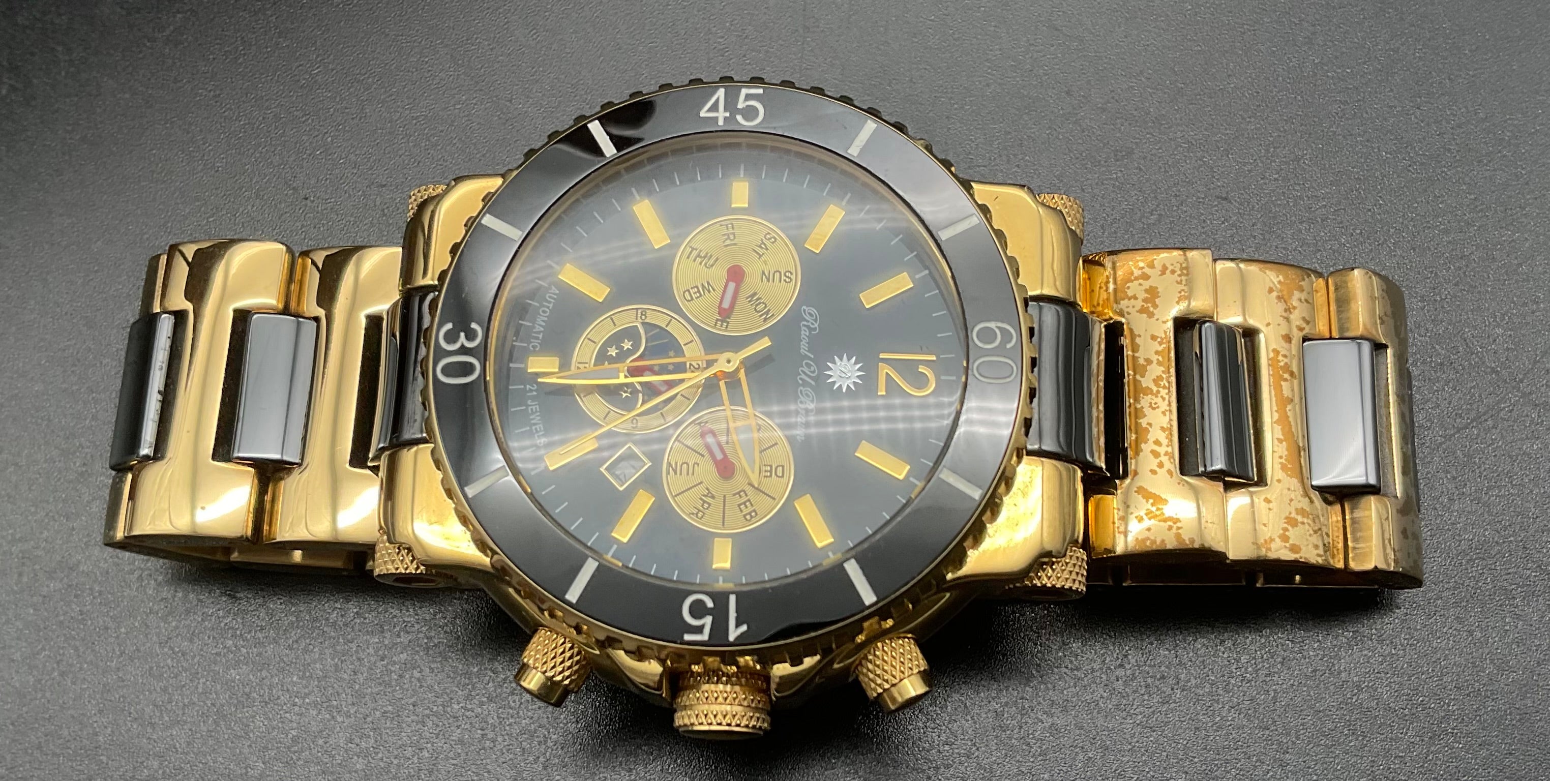 Gold-schwarze Raoul U. Braun Uhr