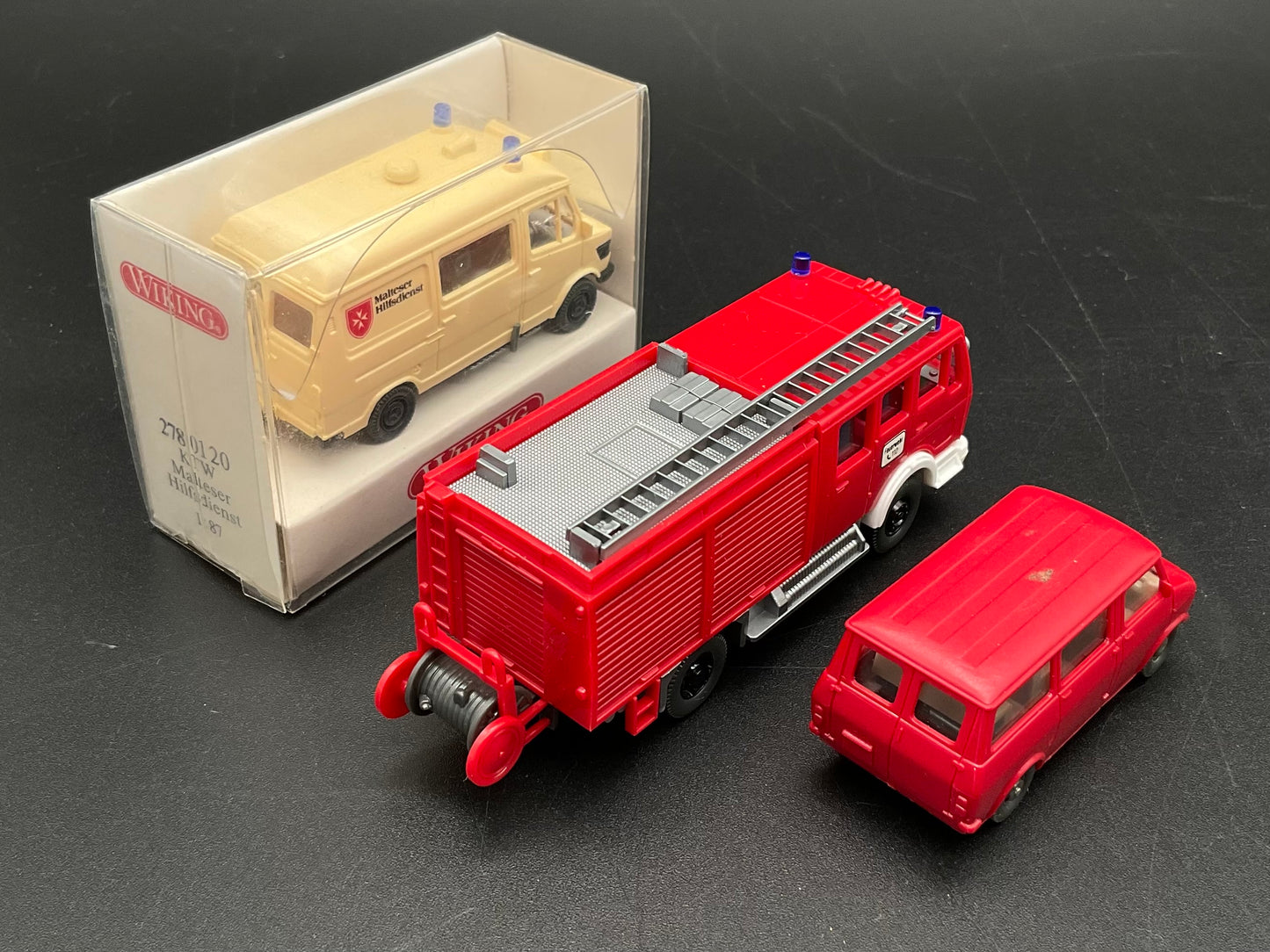 Feuerwehrfahrzeug, Malteser Hilfsdienst und Bulli