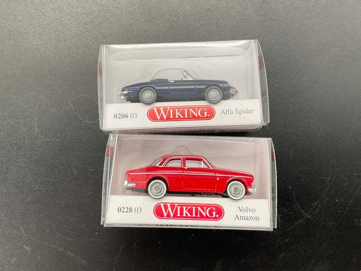 Zwei Wiking Modellautos