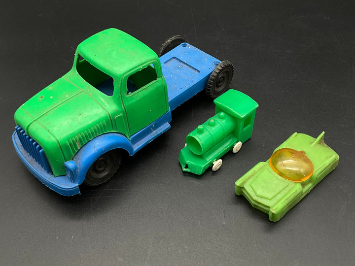 Verschiedene Plastikmodelle von Groschenautos