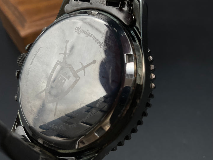 Schwarz-silberfarbige Königswerk Uhr