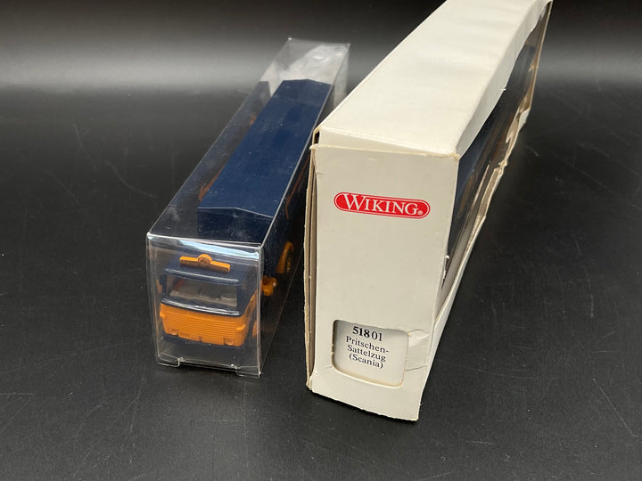 Zwei Pritschen-Sattelzüge von Wiking