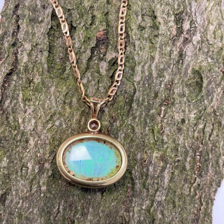 Anmutige Goldkette mit Opalanhänger: Ein Hauch von Mystik und Eleganz