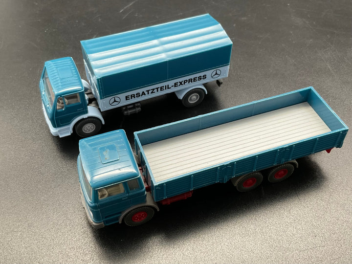 Zwei Wiking Mercedes Benz Fahrzeuge