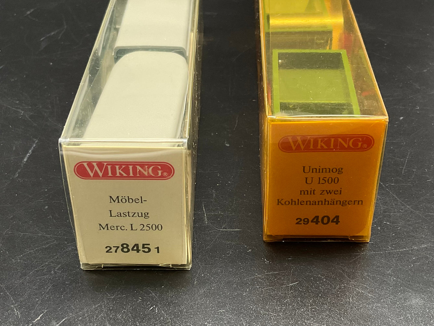 Zwei Wiking Modellfahrzeuge