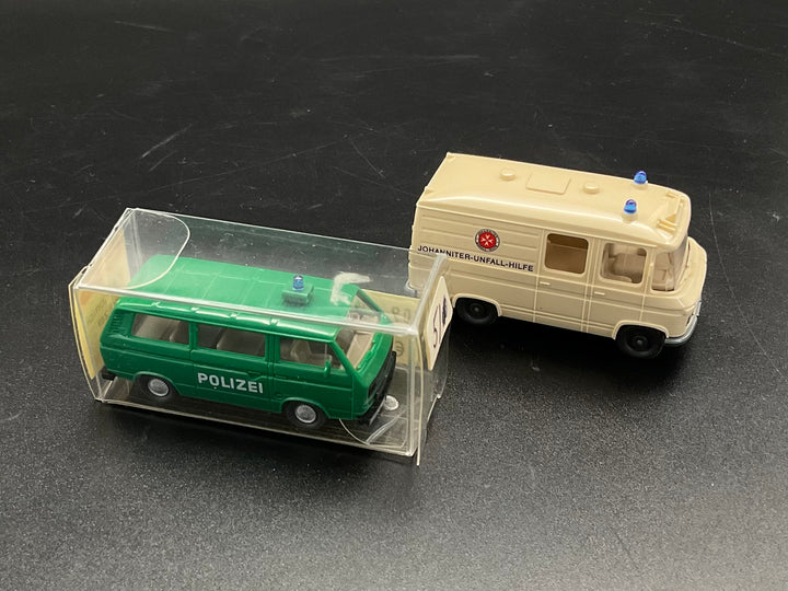 Zwei Wiking Rettungsfahrzeuge