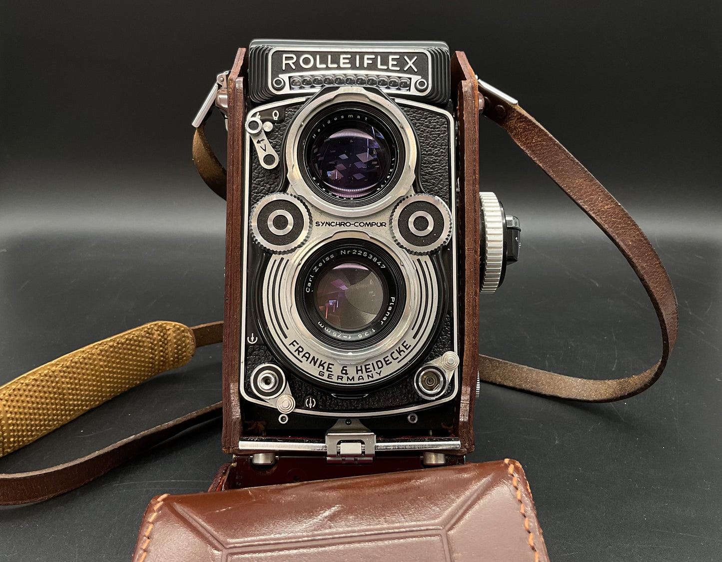ROLLEI Rolleiflex 2,8F mit Xenotar 75mm f/2,8 - SNr: 2490815