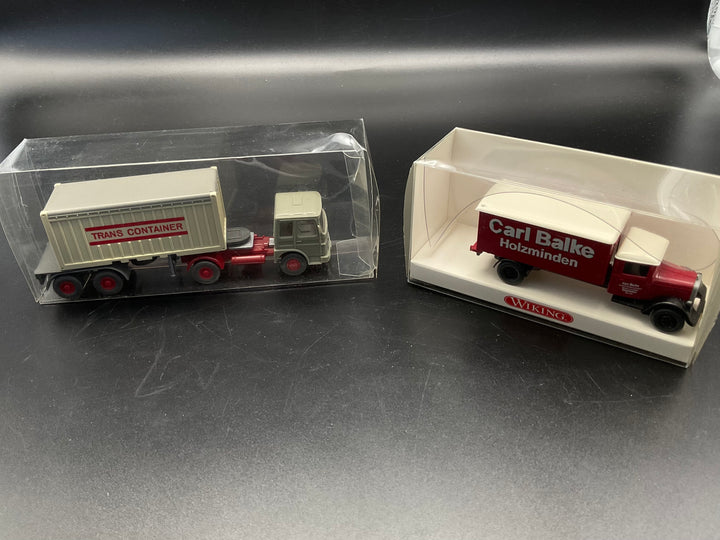 Zwei Transportfahrzeuge