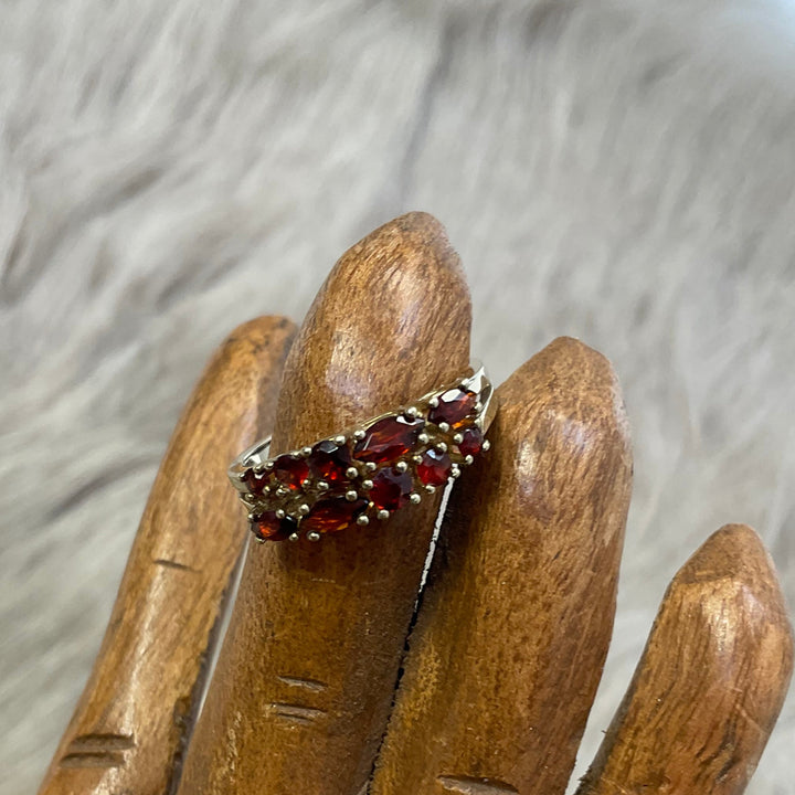 Wunderschöner 333er Goldring mit Schucksteinen