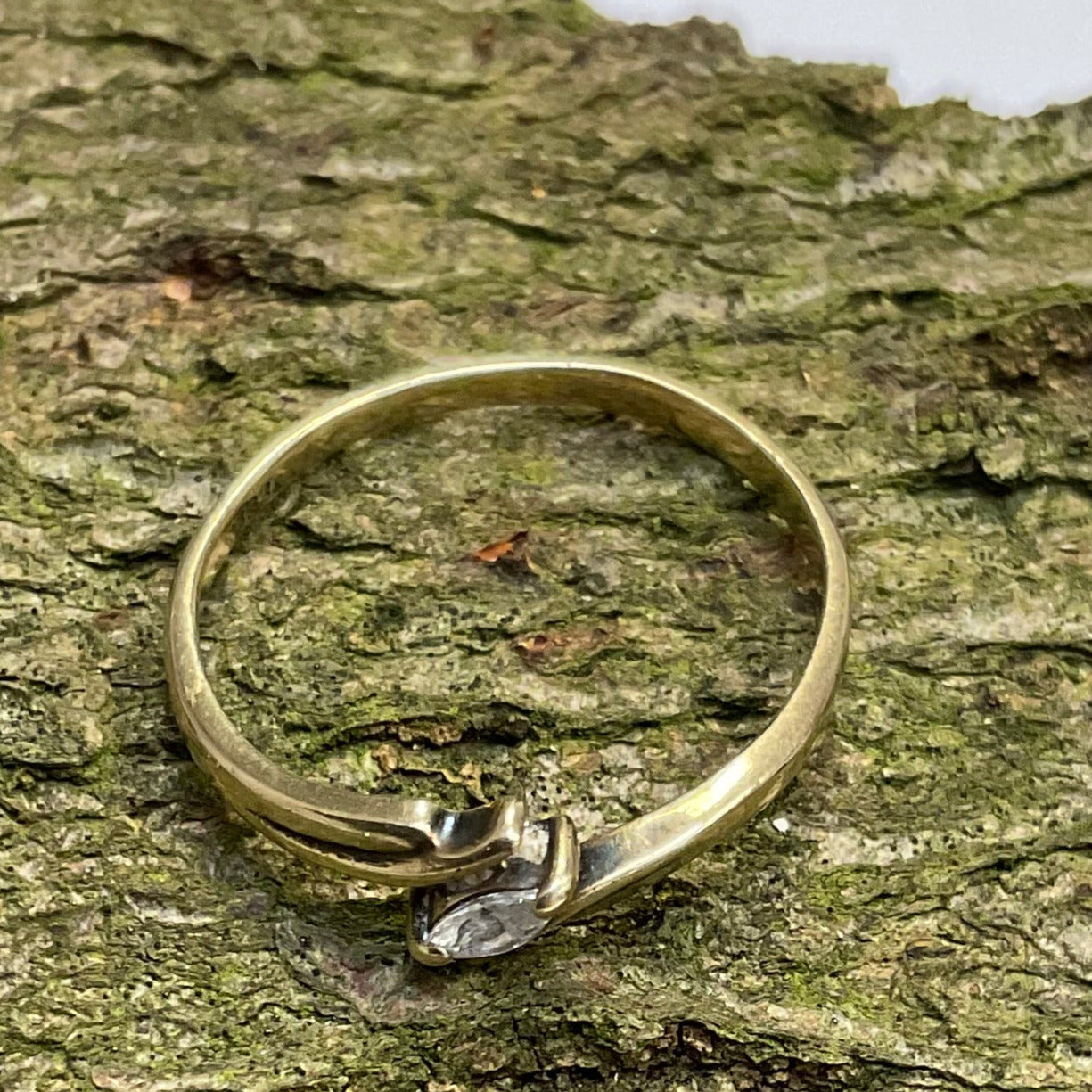 333er Goldring mit Schmuckstein