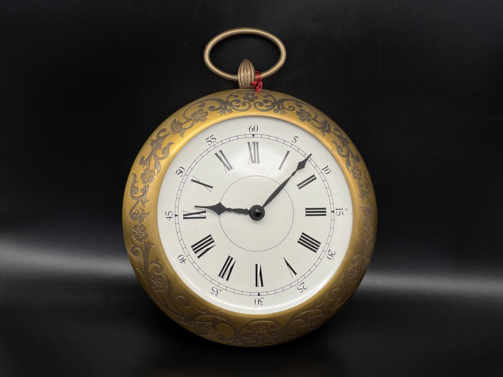 Goldfarbige Wanduhr mit Hänkel