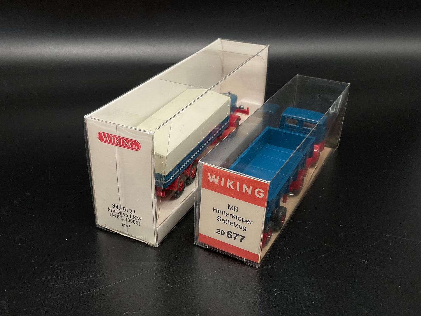 Zwei Wiking Modelle