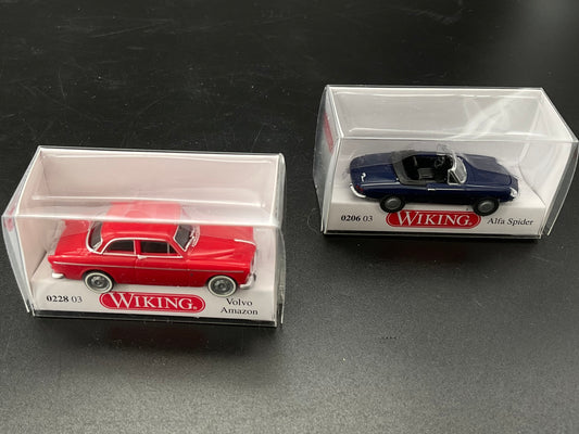 Zwei Wiking Modellautos