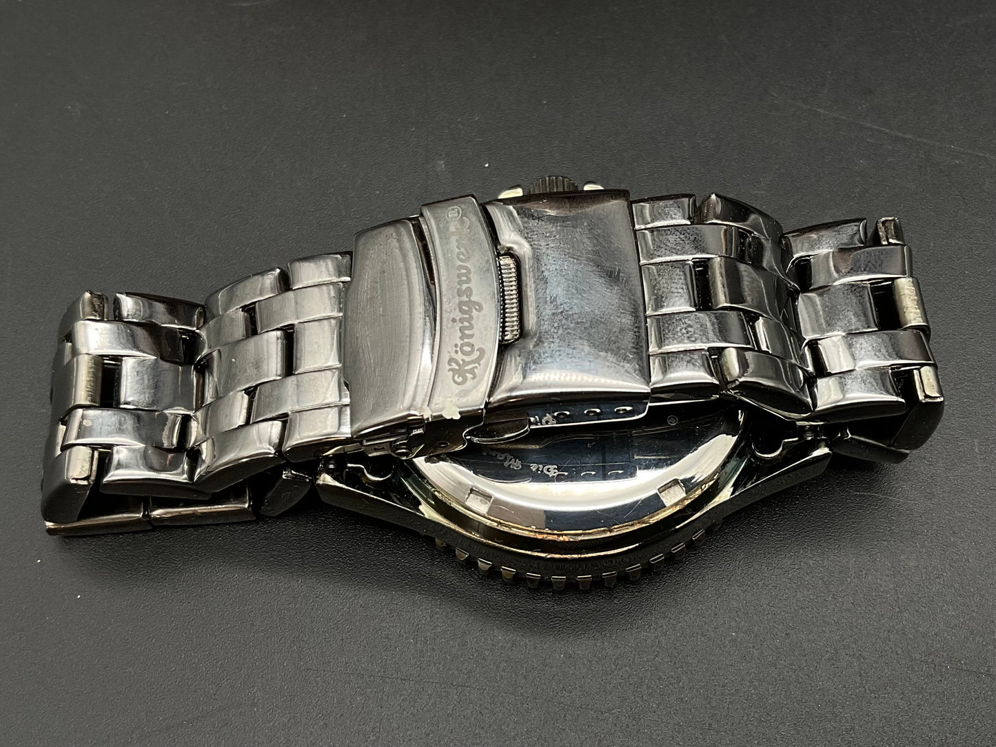 Schwarz-silberfarbige Königswerk Uhr