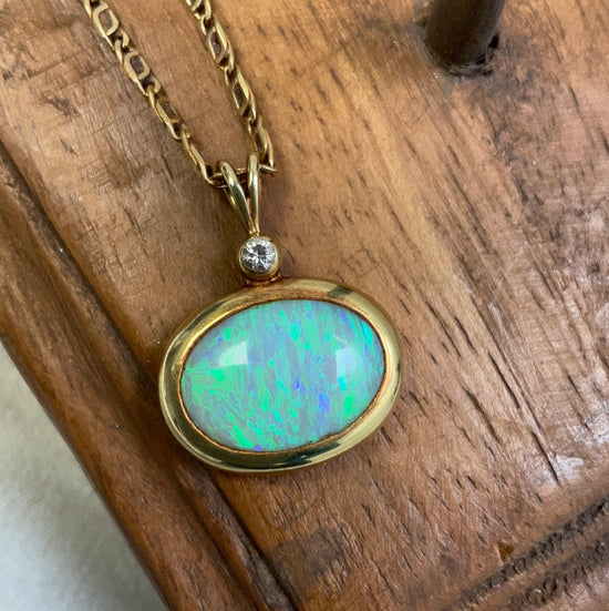 Anmutige Goldkette mit Opalanhänger: Ein Hauch von Mystik und Eleganz