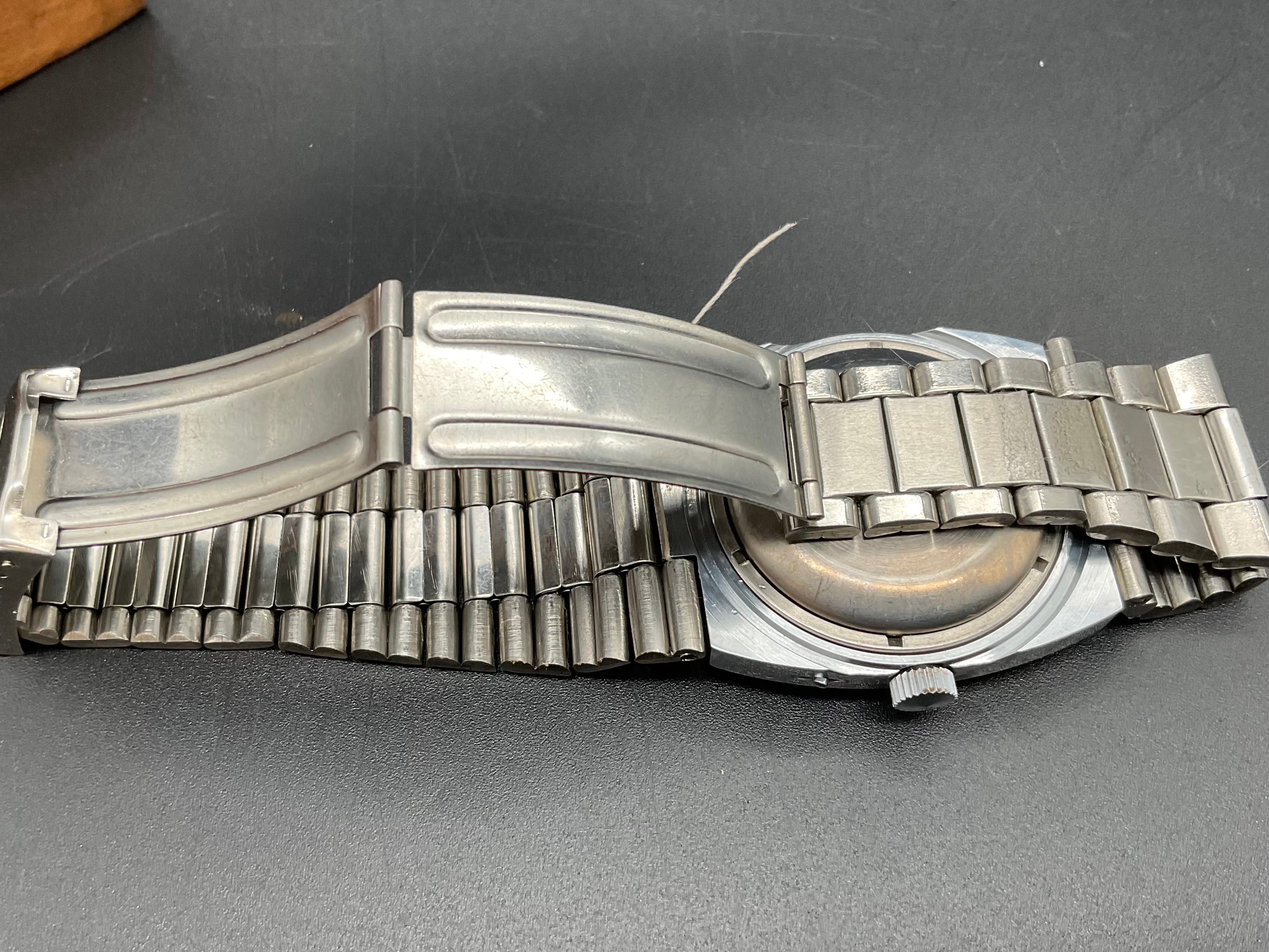 Silberfarbige Slava Uhr    905