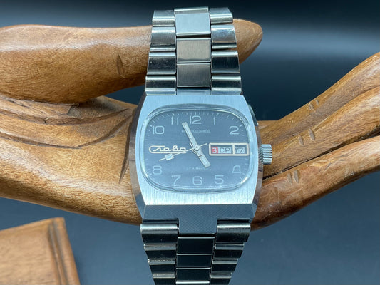 Silberfarbige Slava Uhr