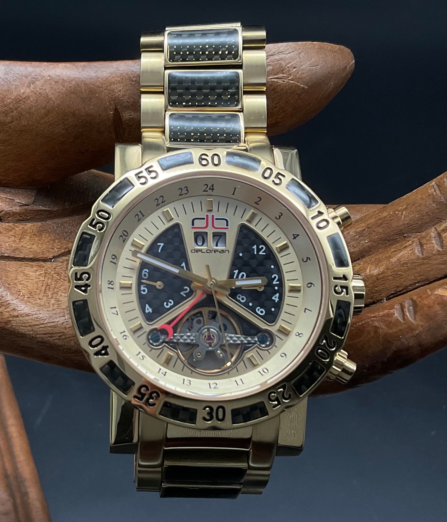 Schwarz-Goldene deLorean Uhr