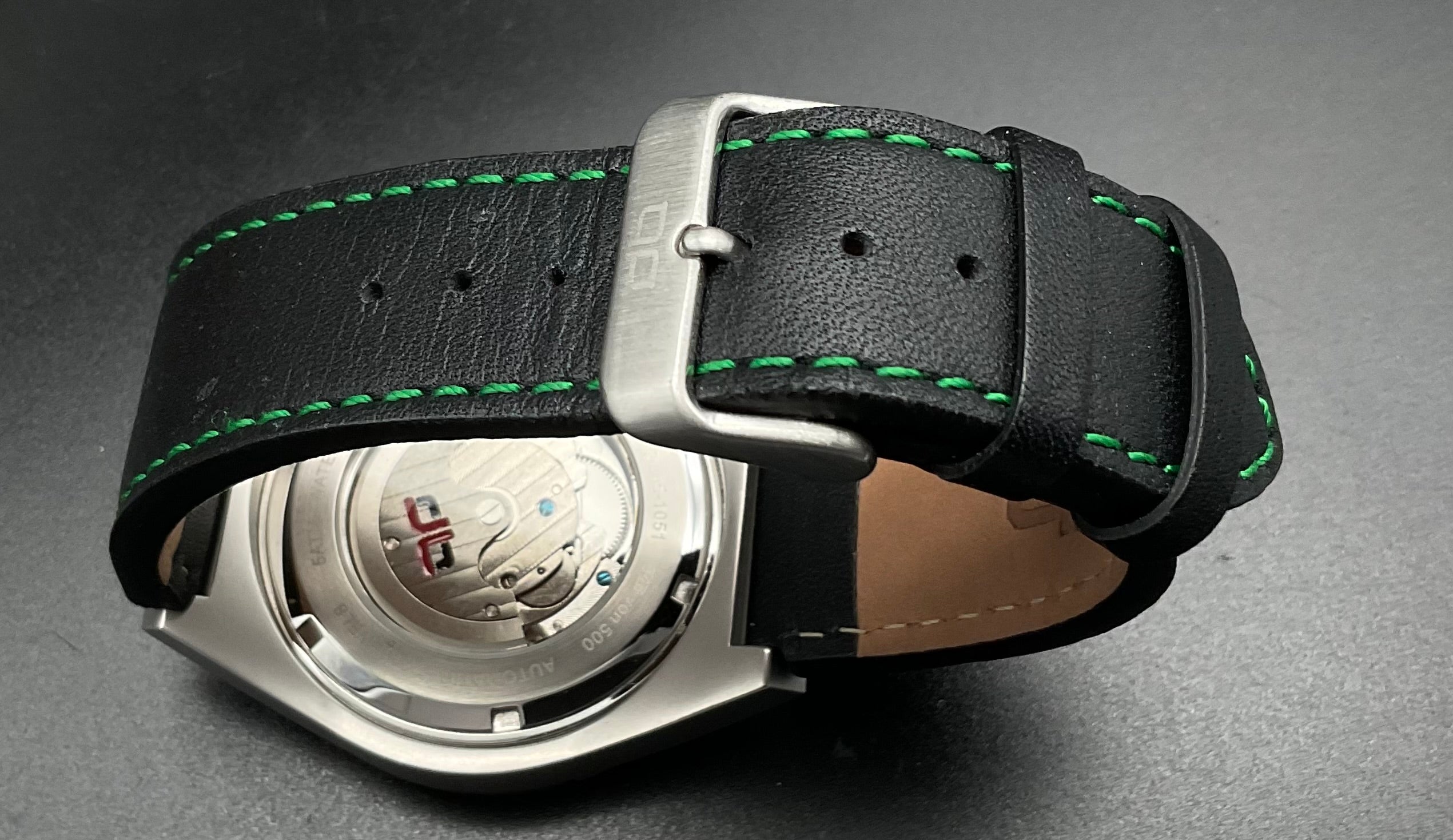 Grün-silberne deLorean Uhr