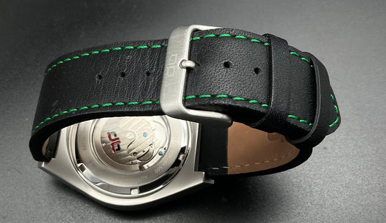 Grün-silberne deLorean Uhr