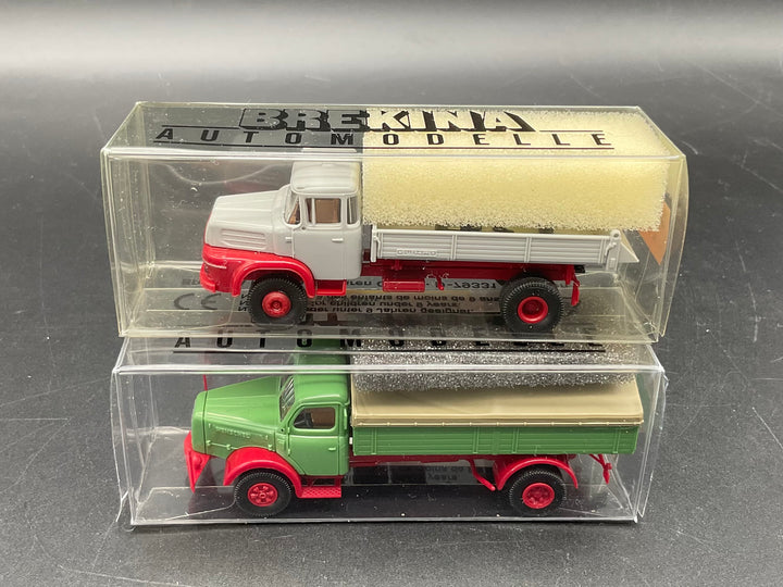 Zwei Brekina Hauben-Kastenwagen