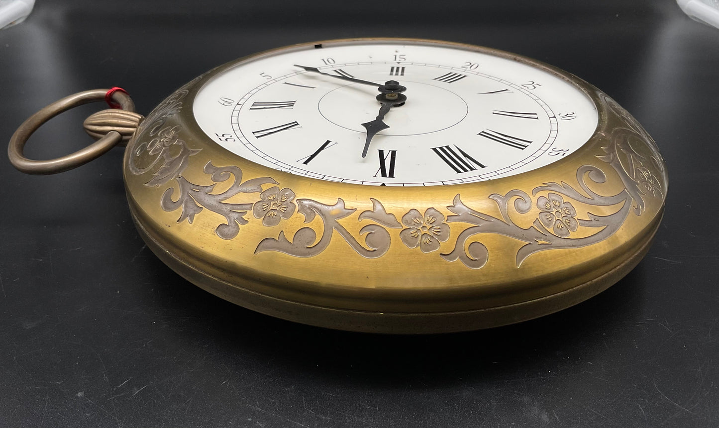Goldfarbige Wanduhr mit Hänkel