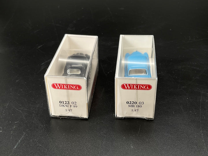 Zwei Wiking Modellautos
