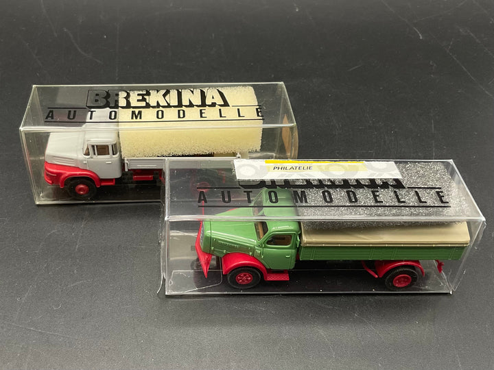 Zwei Brekina Hauben-Kastenwagen