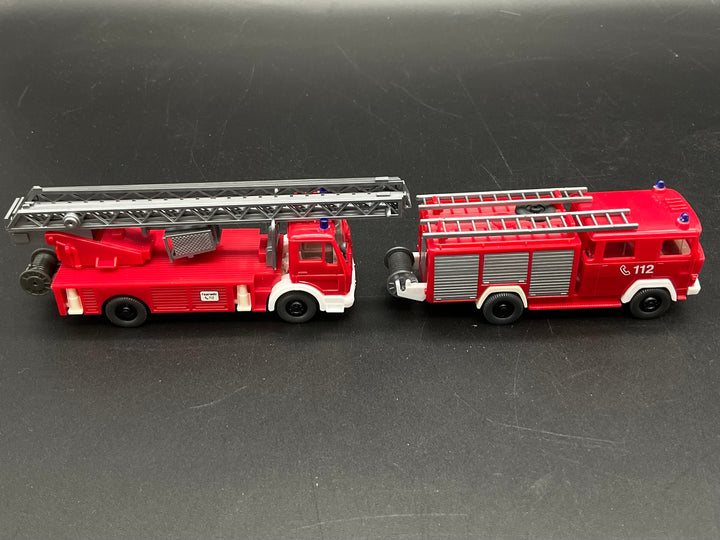 Zwei Feuerwehrfahrzeuge von Wiking