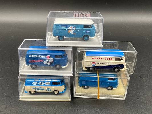 Fünf Brekina VW-Busse