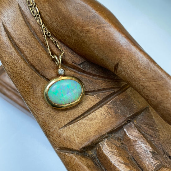 Anmutige Goldkette mit Opalanhänger: Ein Hauch von Mystik und Eleganz