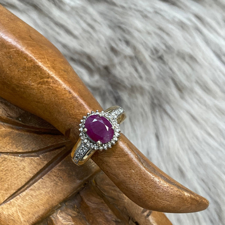 Wunderschöner 333er Goldring mit Schmuckstein