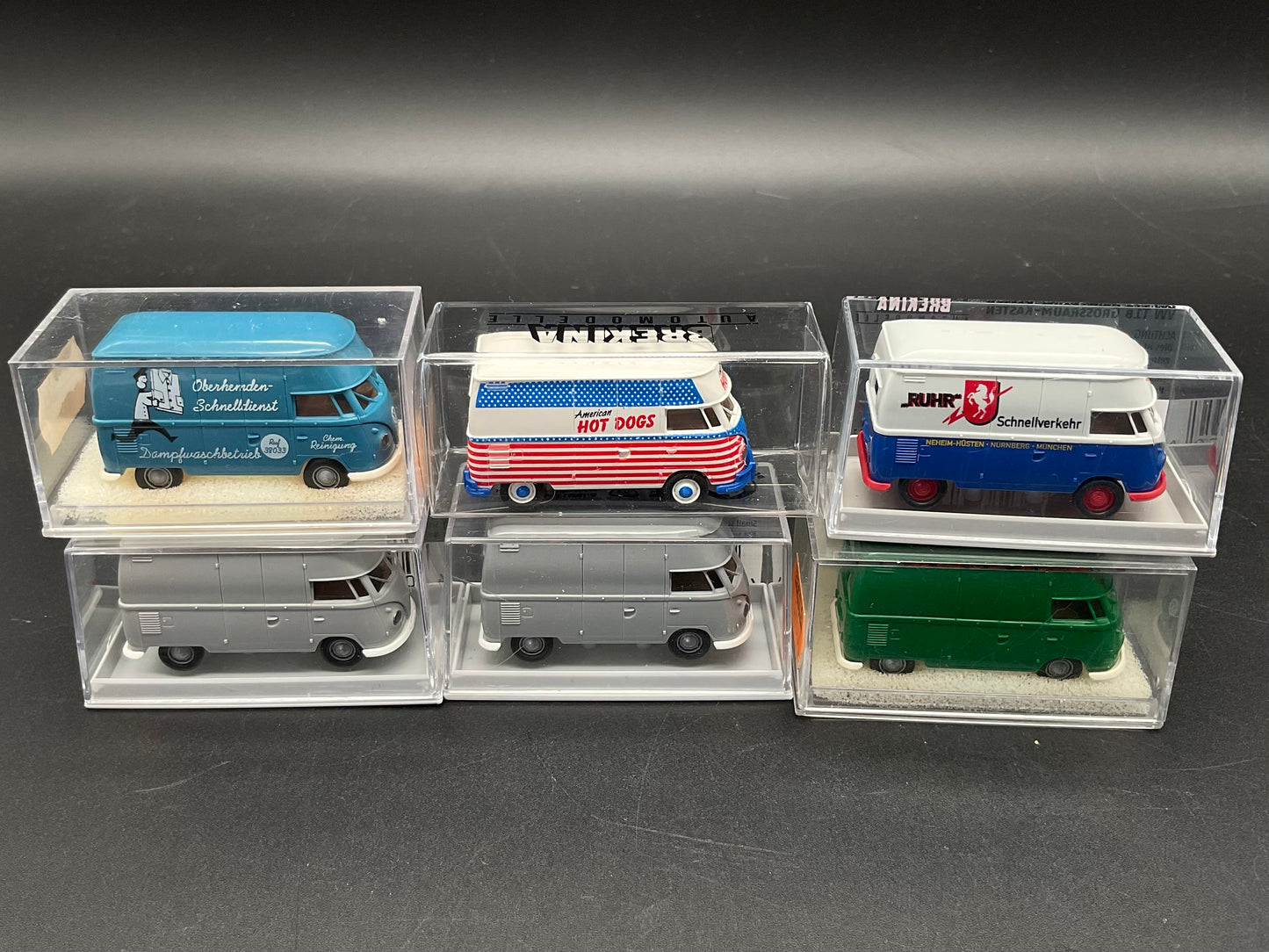 Sechs VW-Großraumkasten Busse von Brekina